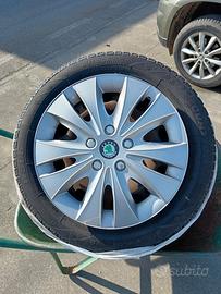 cerchi auto con copri cerchi 