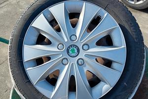 cerchi auto con copri cerchi 