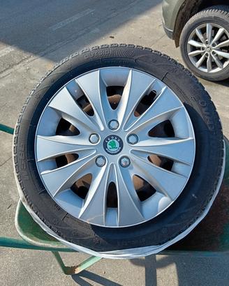 cerchi auto con copri cerchi 