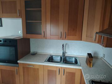 Cucina completa ad angolo con ettrodomestici