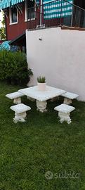 Set da giardino in pietra bianca