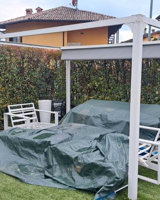 Pergola Bianca con illuminazione e copertura a chi