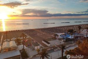 Attico posto di fronte al mare al centro di Roseto