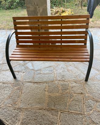Panchina da giardino in legno e metallo