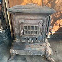 stufa a legna vintage di ghisa