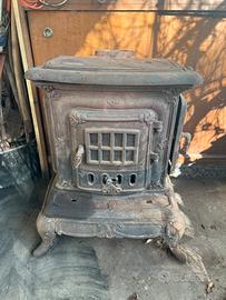 stufa a legna vintage di ghisa