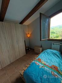 Stanza singola arredata