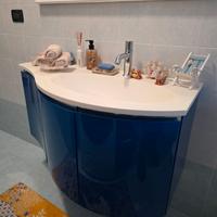 mobile bagno laccato blu con piano in corian