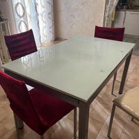 Tavolo allungabile di vetro temperato con 4 sedie