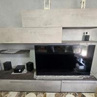 parete attrezzata con divano e tavolo da caffè 