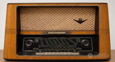 Radio d'epoca a valvole prodotta in Germania