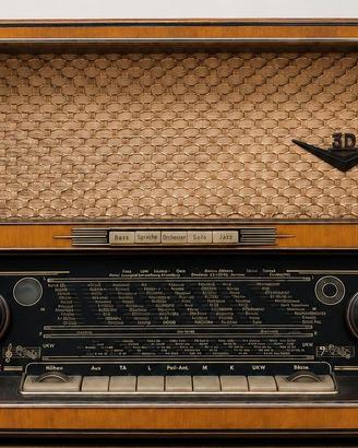 Radio d'epoca a valvole prodotta in Germania