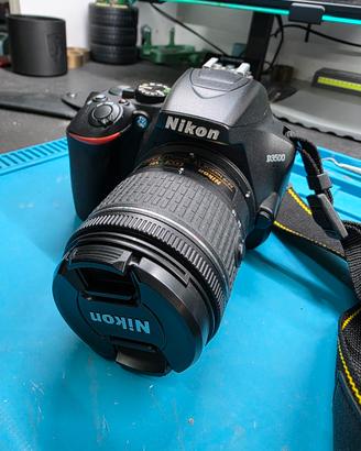 Kit Nikon D3500 con accessori inclusi