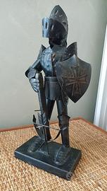 Statua vintage cavaliere medievale in armatura