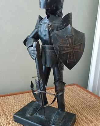 Statua vintage cavaliere medievale in armatura