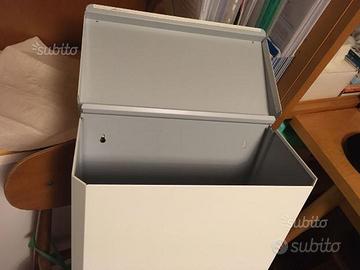 Contenitore bianco in metallo laccato e coperchio