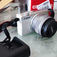 Macchina fotografica due mesi di vita