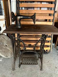 Macchina da cucire con piedistallo