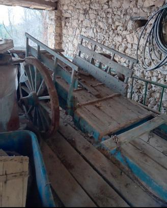 carro agricolo con alcune parti rotti
