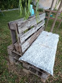 panca in pallet con cuscino 