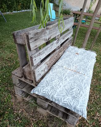 panca in pallet con cuscino 
