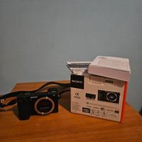 Sony A6000 + Borsa + Caricabatterie + 4 Batterie