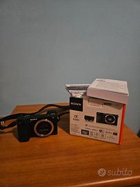Sony A6000 + Borsa + Caricabatterie + 4 Batterie