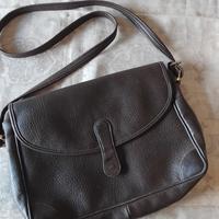 borsa marrone con tracolla