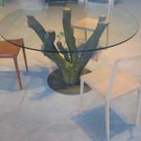 Tavolo in vetro con base in legno