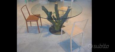 Tavolo in vetro con base in legno