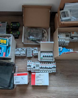 Scatola di materiale elettrico elettronico vario