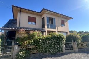 Immobile con due unità abitative