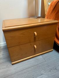Comodino in legno chiaro