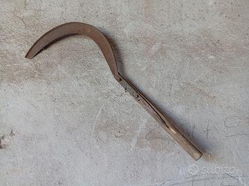 Falce in ferro per erba. Anni 70