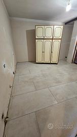 armadio comodino e giroletto matrimoniale