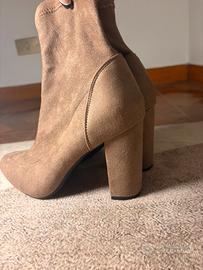 Stivaletti in simil camoscio color cammello