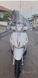 Piaggio Liberty 300 di colore bianco