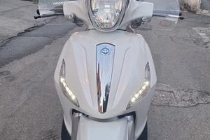 Piaggio Liberty 300 di colore bianco