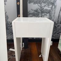 Tavolino bianco con cassetto