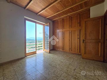 VILLA A SCHIERA A TORRE CAJETANI
