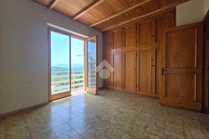 VILLA A SCHIERA A TORRE CAJETANI