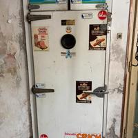 Portone cella frigo vecchio