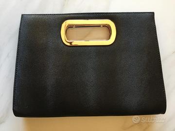 Borsa a busta nera a mano e con catenella