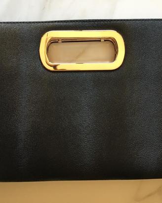 Borsa a busta nera a mano e con catenella