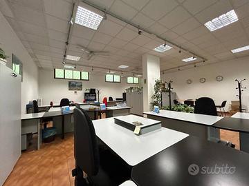 Immobile di 100 m² con 1 locale a Merone