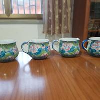 Quattro tazze in porcellana
