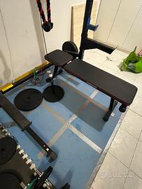 Rack con bilancieri, dischi di ghisa e carrucola.