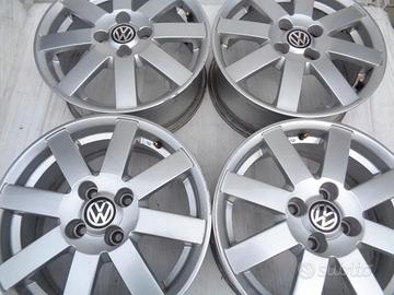 A MI: 4 CERCHI IN LEGA VW 15'' COMPLETI DI GOMME