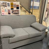 Divano due posti nuovo piccolo e stretto