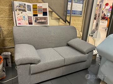 Divano due posti nuovo piccolo e stretto